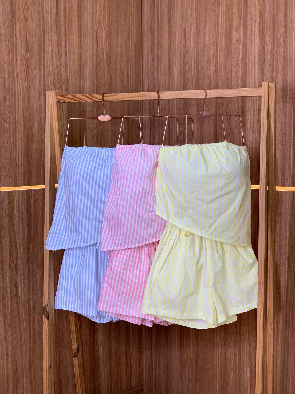 (GIM) CONJUNTO LISTRA SHORT + BLUSA TOMARA QUE CAIA  ASSIMETRICA