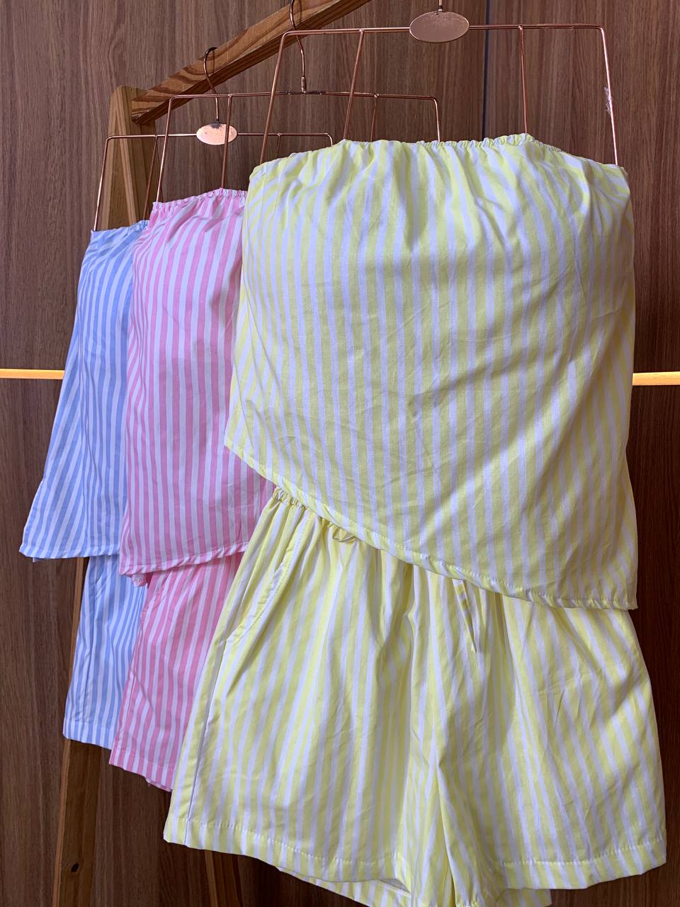 (GIM) CONJUNTO LISTRA SHORT + BLUSA TOMARA QUE CAIA  ASSIMETRICA