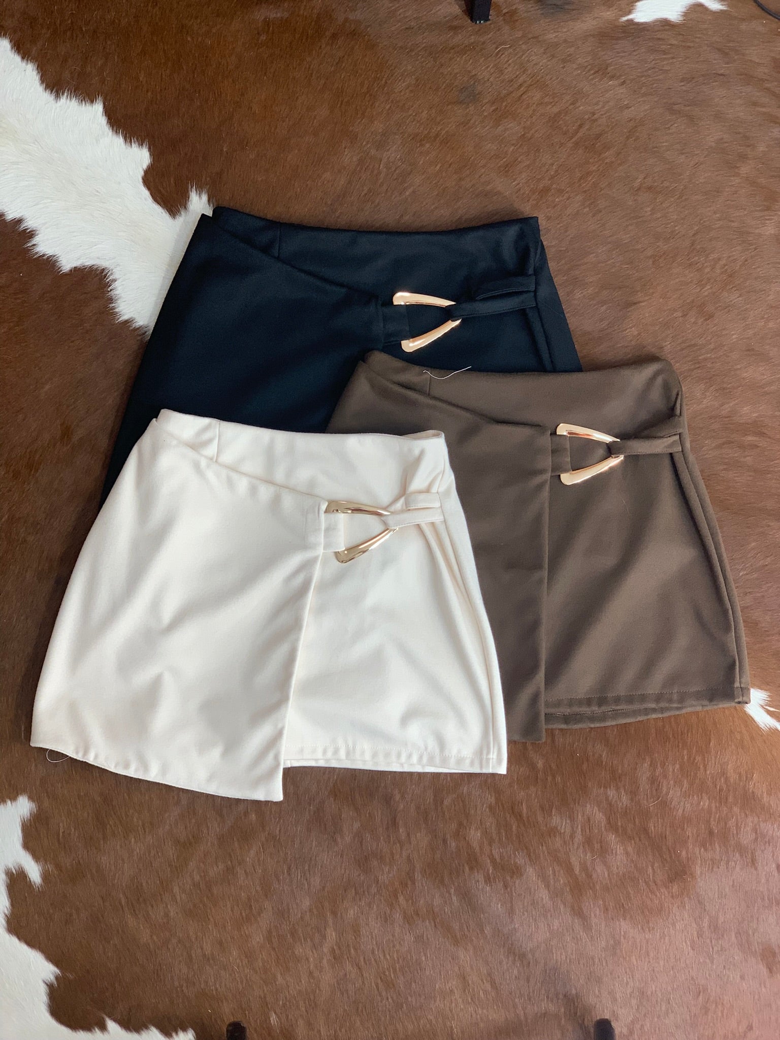 (MY) SHORT SAIA DET. DOURADO