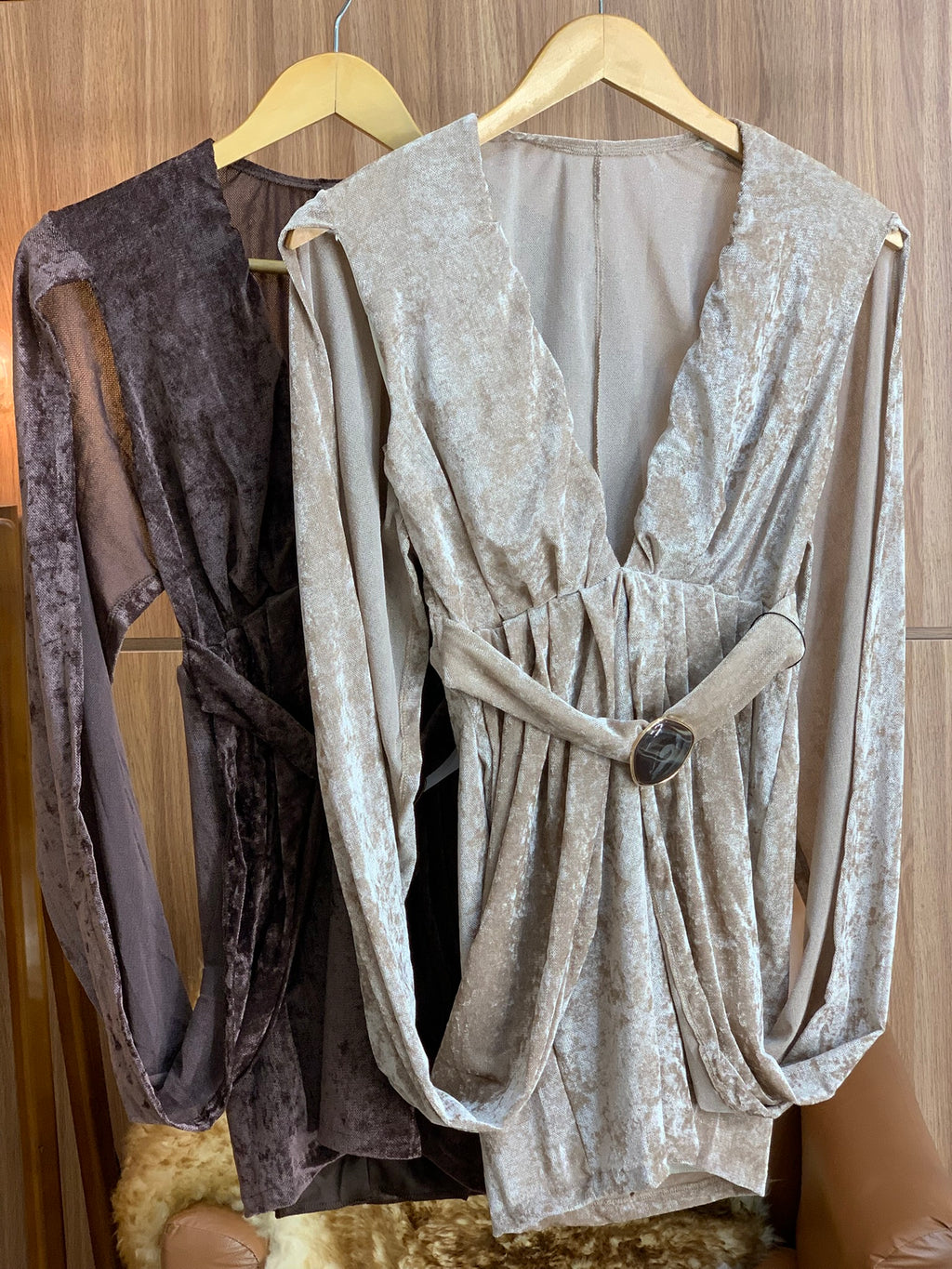 (M.K) VESTIDO AVELUDADO DET. PEDRARIA