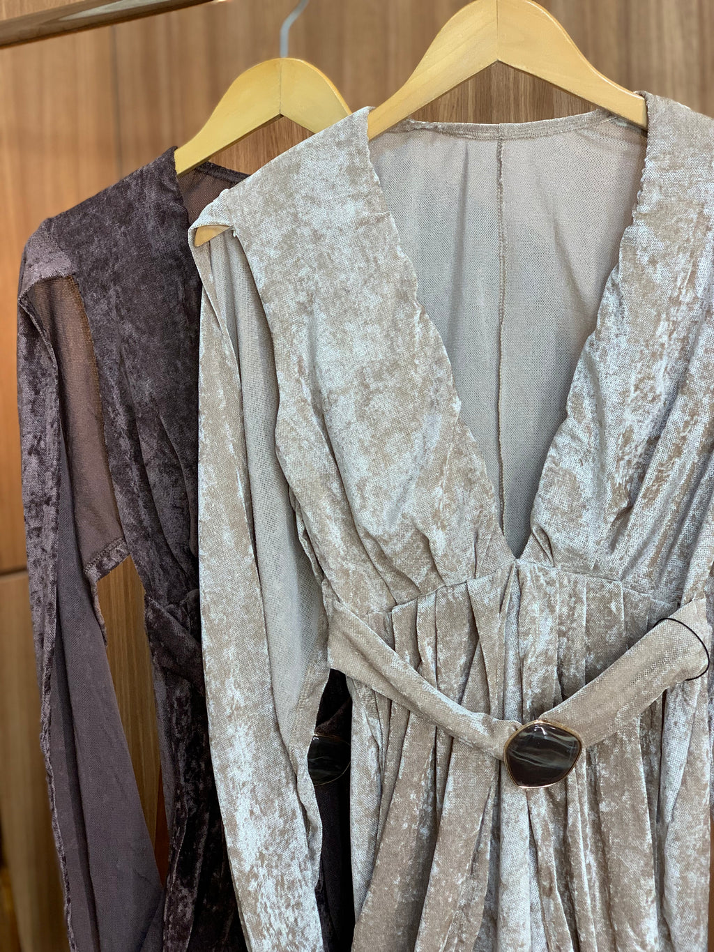 (M.K) VESTIDO AVELUDADO DET. PEDRARIA