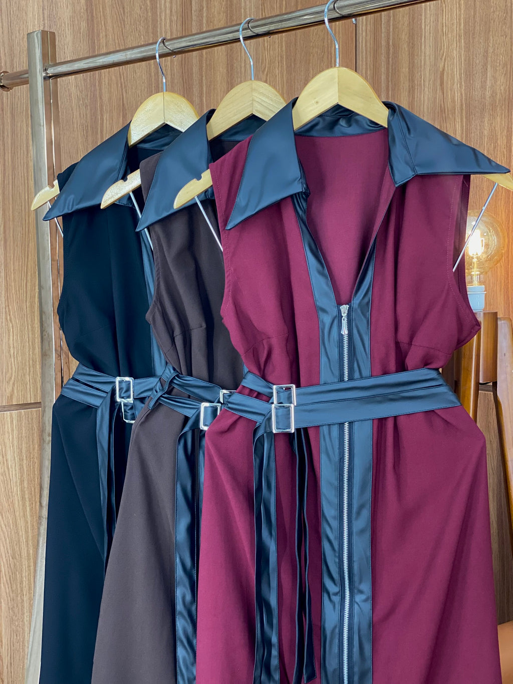 (DRJ) VESTIDO LONGO DET EM NAPA ZIPER FRONTAL