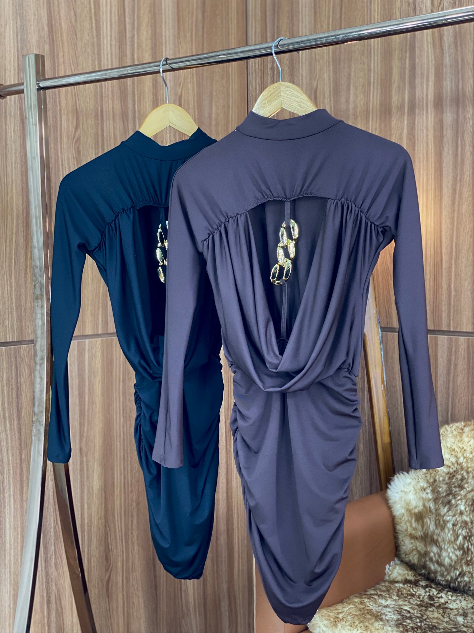 (LYN) VESTIDO CURTO MALHA MANGA LONGA DET NAS COSTAS