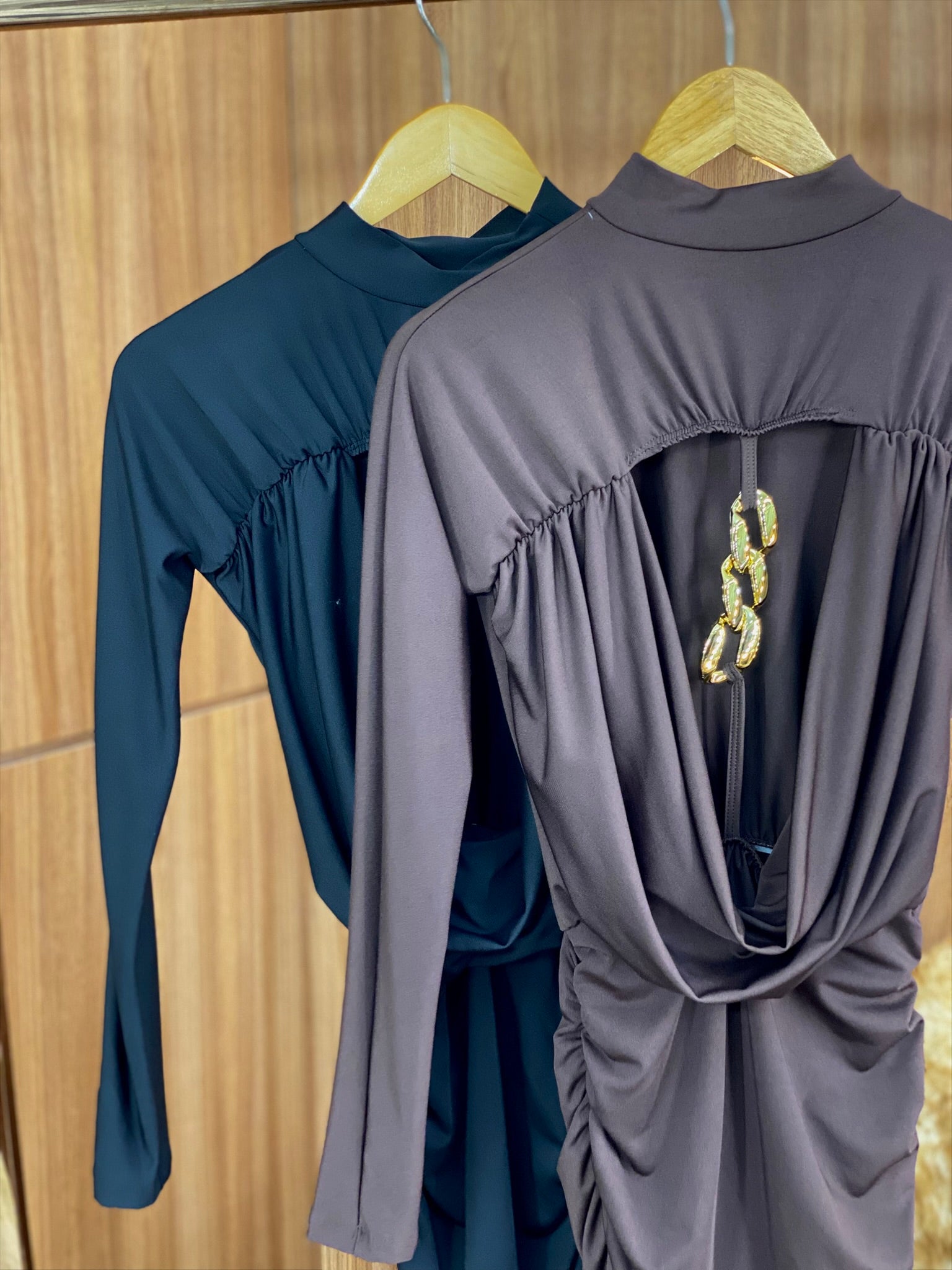 (LYN) VESTIDO CURTO MALHA MANGA LONGA DET NAS COSTAS