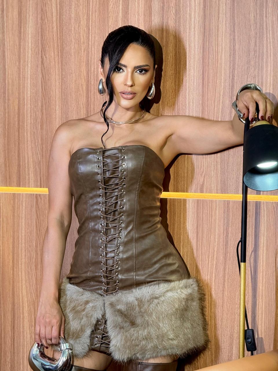 (TOC) VESTIDO DET. ILHOES + PLUMA