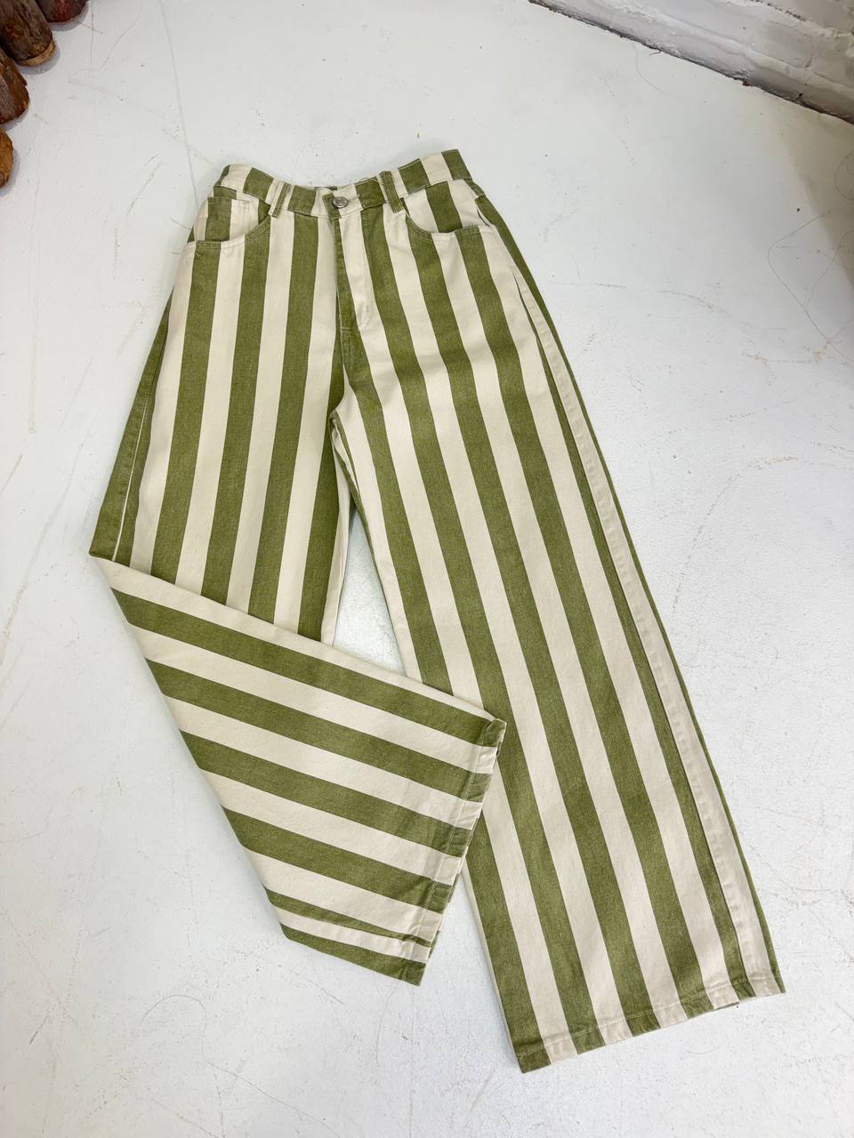 (USJ) CALÇA JEANS C/ REGULADOR NO CÓS LISTRADO