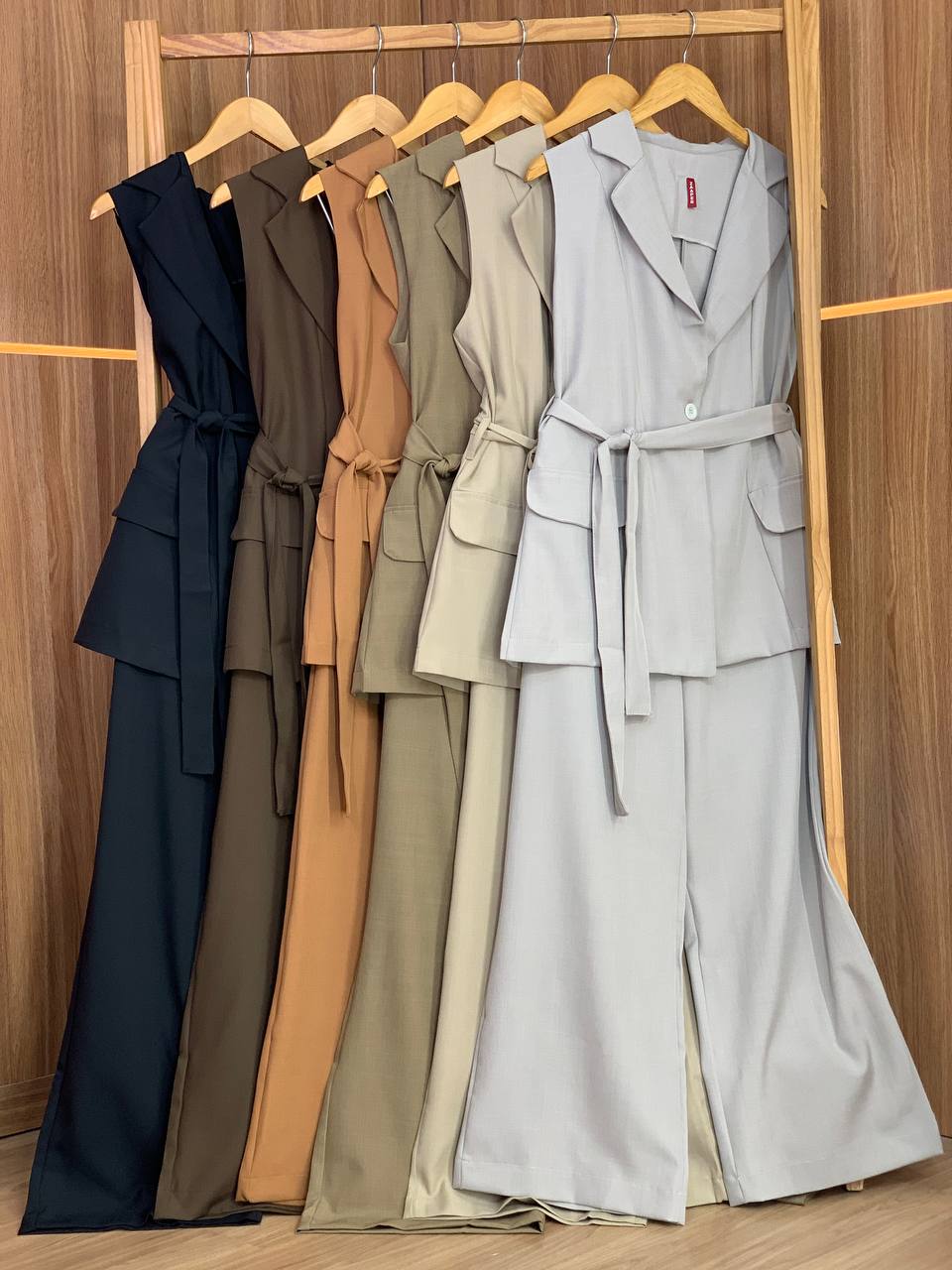 (ZAP) CONJUNTO CALÇA PANTALONA + COLETE E FAIXA