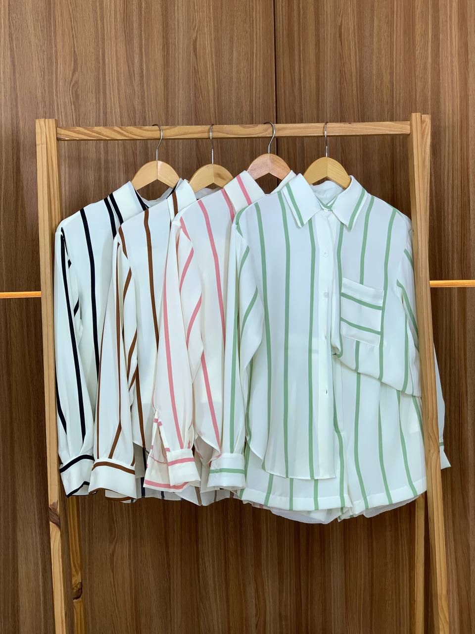 (R.S) CONJUNTO LISTRAS SHORT + CAMISARIA BOLSO